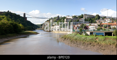 Vue panoramique sur le pont suspendu de Clifton sur la rivière Avon de Cumberland Basin montrant de condensats chauds & Royal York Crescent Banque D'Images