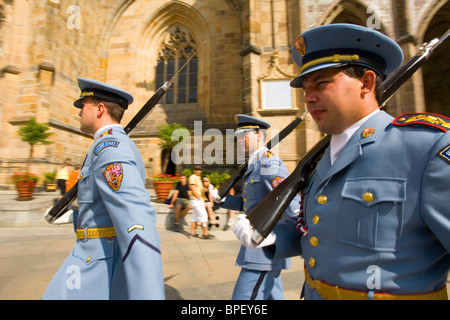 Au Château de Prague soldats marchant pour changer la garde côtière canadienne. Banque D'Images