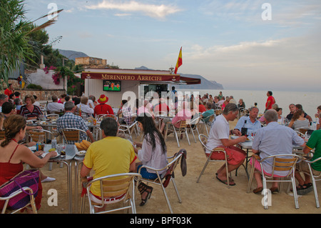 Les amateurs de football regarder la Coupe du Monde FIFA 2010 Final sur grands écrans de télévision en dehors de la plage près de Altea sur la Costa Blanca, Espagne Banque D'Images