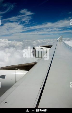 Appareil vole à travers les nuages Les nuages de tempête comme formations augmenter. Banque D'Images