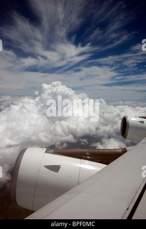 Appareil vole à travers les nuages Les nuages de tempête comme formations augmenter. Banque D'Images