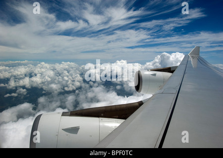 Appareil vole à travers les nuages Les nuages de tempête comme formations augmenter. Banque D'Images