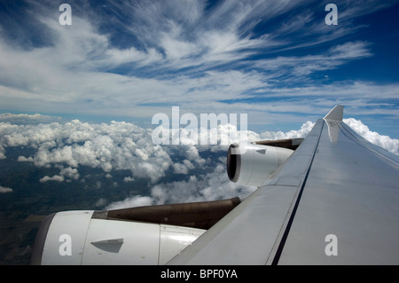 Appareil vole à travers les nuages Les nuages de tempête comme formations augmenter. Banque D'Images