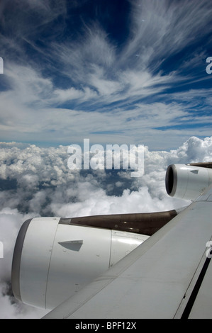 Appareil vole à travers les nuages Les nuages de tempête comme formations augmenter. Banque D'Images