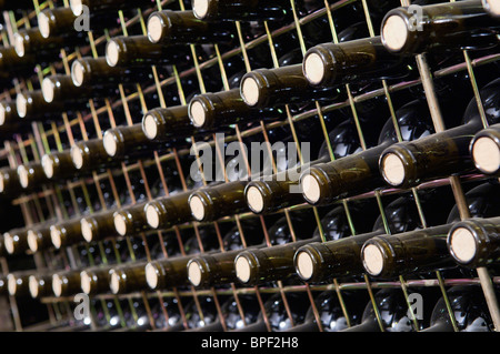 Adega Cooperativa de bouteilles empilées de Borba cave à vin, Alentejo, Portugal Banque D'Images