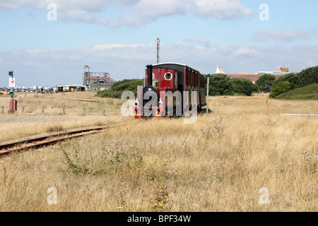Train à vapeur de front avec beachlands fête foraine en arrière-plan, hayling island, Hampshire Banque D'Images
