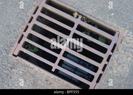 Prestation de services d'utilité publique sous la surface de la route - d'eaux pluviales pour l'eau de pluie Banque D'Images