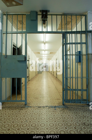 Couloir sécurisé avec des cellules au secret d'état est-allemand de la police ou de la sécurité à la prison de la STASI à Berlin Hohenschönhausen Allemagne Banque D'Images