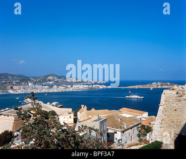 Vue sur la vieille ville et du port de l'enceinte du château, Ibiza ville, Ibiza, Baléares, Espagne Banque D'Images