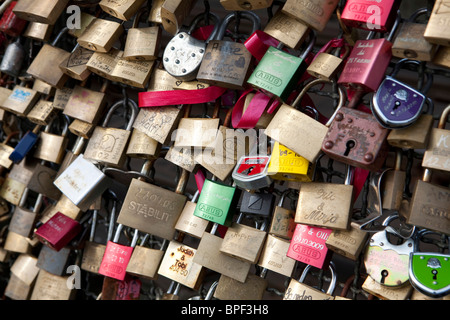 Des milliers d'amour - cadenas sont suspendu à l'Pont Hohenzollern à Cologne Banque D'Images