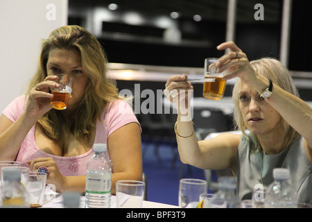 Juger de la bière au Great British Beer Festival à Earl's Court. Banque D'Images