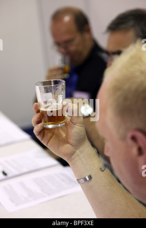 Juger de la bière au Great British Beer Festival à Earl's Court. Banque D'Images