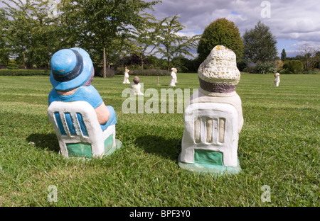 Ornements de jardin - match de cricket miniature avec gnome de jardin poterie type de regarder les chiffres de joueurs sur pelouse de Clow Beck House Banque D'Images