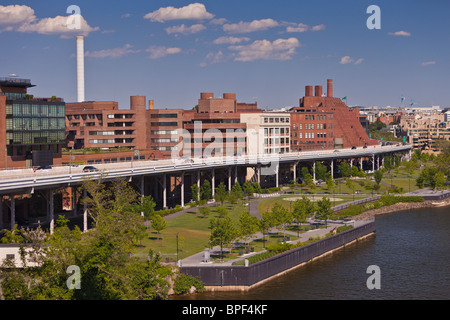 WASHINGTON, DC, États-Unis - Georgetown Waterfront Park, et des taux élevés d'Whitehurst Freeway, à Georgetown par le fleuve Potomac. Banque D'Images