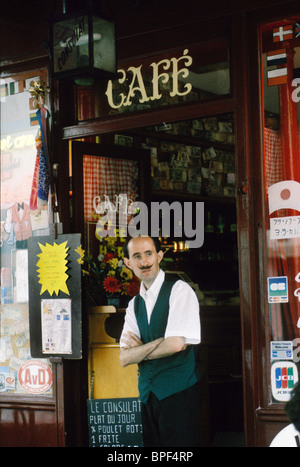 Serveur français à la moustache cirée au café le Consulat à Montmartre Paris France 1991 cafés français Banque D'Images