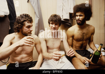 Les footballeurs Wolverhampton Wanderers Peter Daniel, Emlyn Hughes et George Berry célèbrent leur demi-victoire finale de la coupe de Ligue le 12 février 1980 Banque D'Images