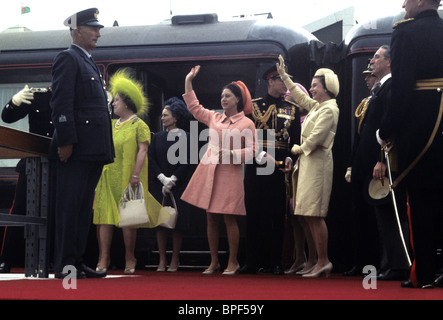 Les membres de la famille royale arrivent en train royal pour l'investiture du prince de Galles à Caernarfon 1969 LtoR Reine mère, Princesse Alice, Princesse Margaret, Duchesse de Kent, Prince Philip et la Reine. Surveillé par le secrétaire d'État gallois George Thomas (à droite). Photo de DAVE BAGNALL Banque D'Images
