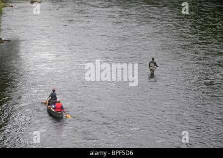 Les canots et la pêche au saumon sur la rivière Spey à Grantown on Spey 6434 SCO Banque D'Images