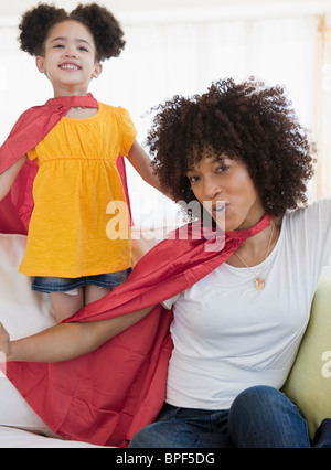 Mère et fille portant des capes de super-héros Banque D'Images