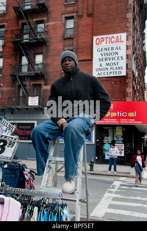 Vendeur de rue à l'extérieur de l'atelier sur Lexington Avenue, à East Harlem Banque D'Images