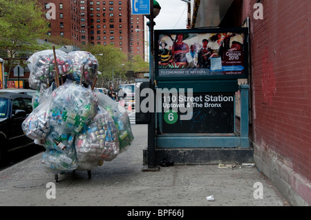 Sans-abri dans la région de East Harlem la collecte des boîtes et bouteilles à recycler et gagner de l'argent Banque D'Images