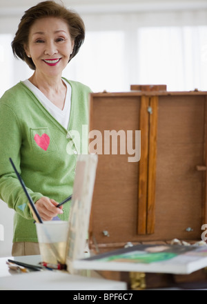 Japanese woman painting on easel Banque D'Images