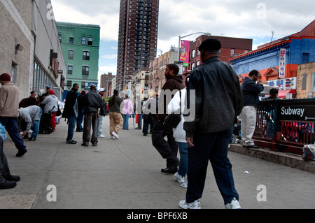 125e rue animé dans East Harlem New York City Banque D'Images