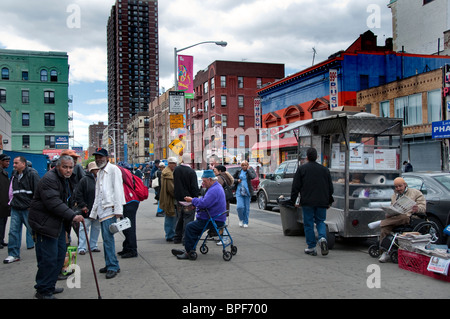 125e rue animé dans East Harlem New York City Banque D'Images