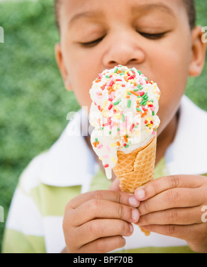 African American boy eating ice cream cone Banque D'Images