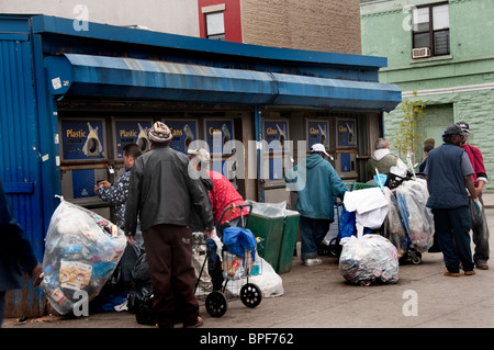 Bouteille et peut centre de recyclage à Harlem New York où les sans-abri de recycler de l'argent. Banque D'Images