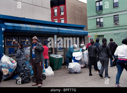 Bouteille et peut centre de recyclage à Harlem New York où les sans-abri de recycler de l'argent. Banque D'Images