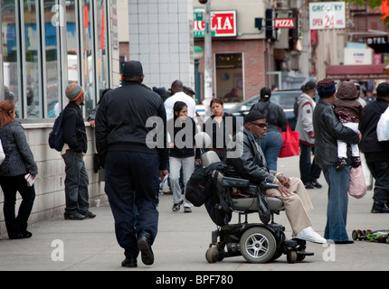 125e rue animé dans East Harlem New York City Banque D'Images