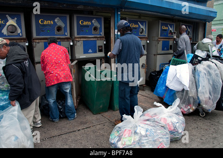 Bouteille et peut centre de recyclage à Harlem New York où les sans-abri de recycler de l'argent. Banque D'Images