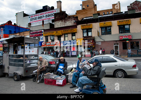 Vendeur de journaux dans la rue animée 125e dans East Harlem New York City Banque D'Images