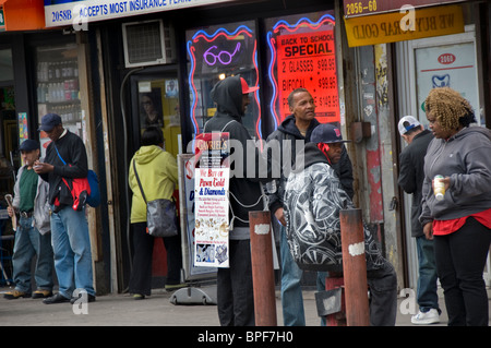 Occupé et actif la 125 Rue à Harlem New York City Banque D'Images