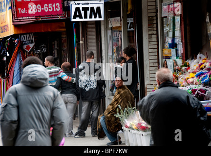 Occupé et actif la 125 Rue à Harlem New York City Banque D'Images