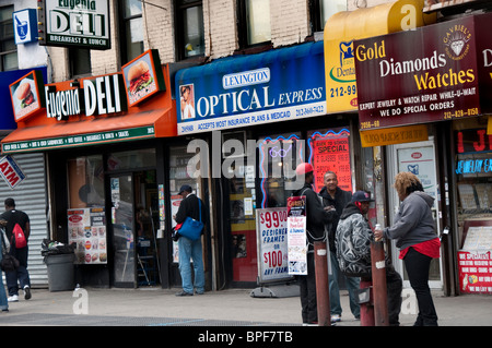 Occupé et actif la 125 Rue à Harlem New York City Banque D'Images