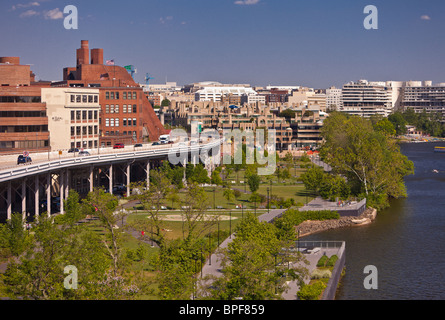 WASHINGTON, DC, États-Unis - Georgetown Waterfront Park, et des taux élevés d'Whitehurst Freeway, à Georgetown par le fleuve Potomac. Banque D'Images