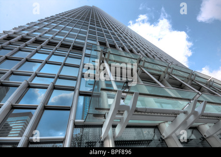 Vue prospective à nouveau bâtiment moderne gratte-ciel du centre d'affaires Banque D'Images