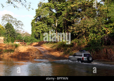 Jeep Nissan Patrol une rivière à gué sur la route de Carti , Comarca de San Blas , Panama Banque D'Images