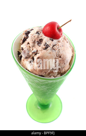 Crème glacée à la vanille avec des morceaux de chocolat en vert coupe sundae isolé sur fond blanc Banque D'Images