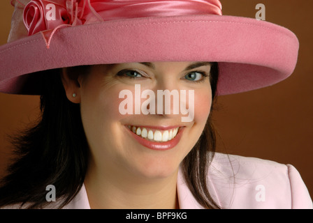 Jolie Jeune femme avec un chapeau Style Ascot Rose Banque D'Images