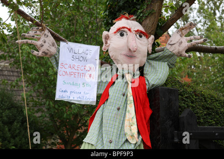Un concours d'épouvantails à un village anglais show. Banque D'Images