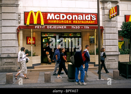 Français, McDonald's Restaurant, Rue de la République, ville d'Avignon, Avignon, Provence, France, Europe Banque D'Images