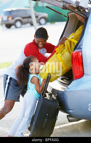 African American father and daughter loading location Banque D'Images