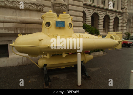 Un petit sous-marin jaune se trouve en exposition statique, en face de l'Institut Océanographique de Monaco. Banque D'Images