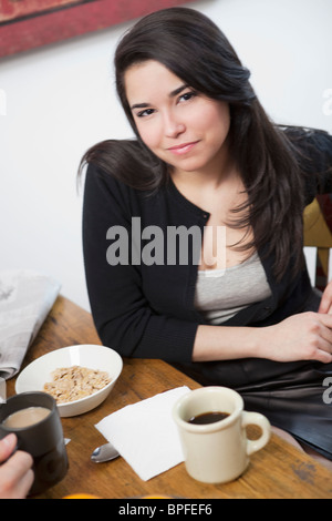 Hispanic woman eating breakfast Banque D'Images