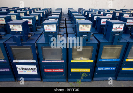 Lignes de l'excédent de boîtes à journaux s'asseoir dans une ruelle derrière un immeuble à Rogers, l'arche. Banque D'Images