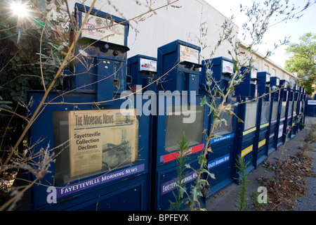 Lignes de l'excédent de boîtes à journaux s'asseoir dans une ruelle derrière un immeuble à Rogers, l'arche. Banque D'Images