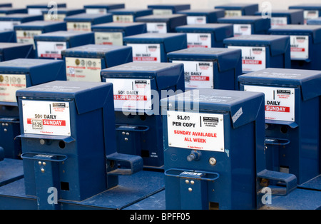 Lignes de l'excédent de boîtes à journaux s'asseoir dans une ruelle derrière un immeuble à Rogers, l'arche. Banque D'Images